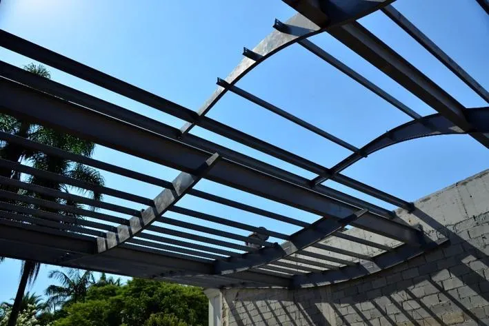 Por que arquitetos indicam pergolado metálico