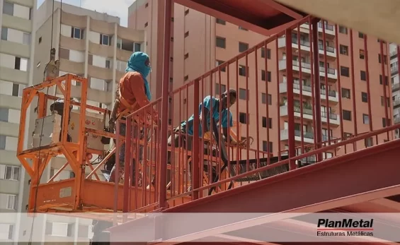 Por que a montagem de estrutura metálica garante edifícios seguros e duráveis?