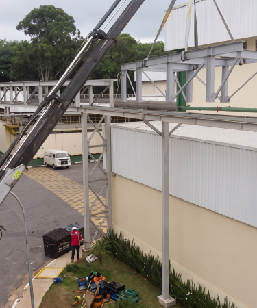 Prédios com estrutura metálica: entenda os benefícios para seu projeto